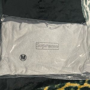 Supreme x Kaws box logo (medium)